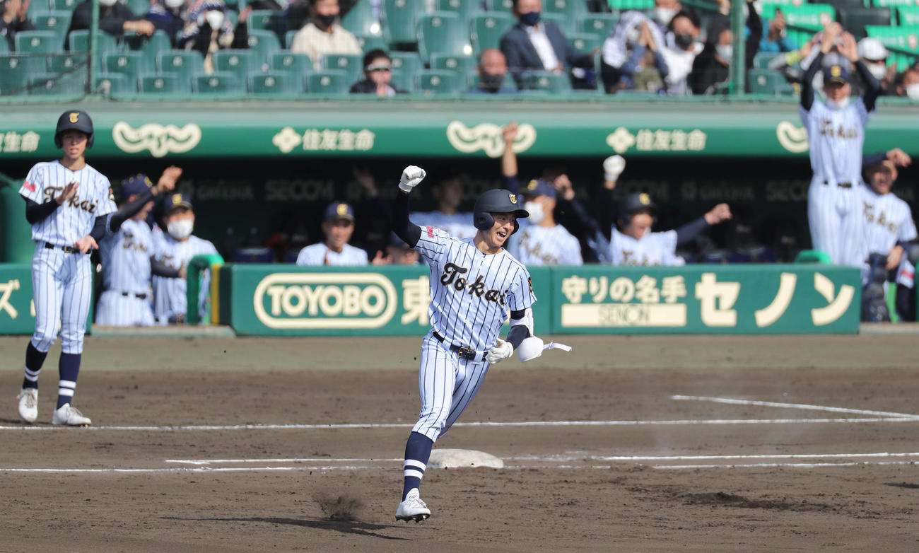 聖カタリナ学園対東海大菅生　3回裏東海大菅生1死一塁、左越え2点本塁打を放ちガッツポーズする千田（撮影・前田充）