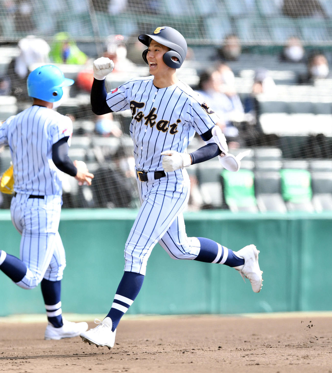 聖カタリナ学園対東海大菅生　3回裏東海大菅生1死一塁、左越え2点本塁打を放った千田は笑顔で生還する（撮影・滝沢徹郎）　