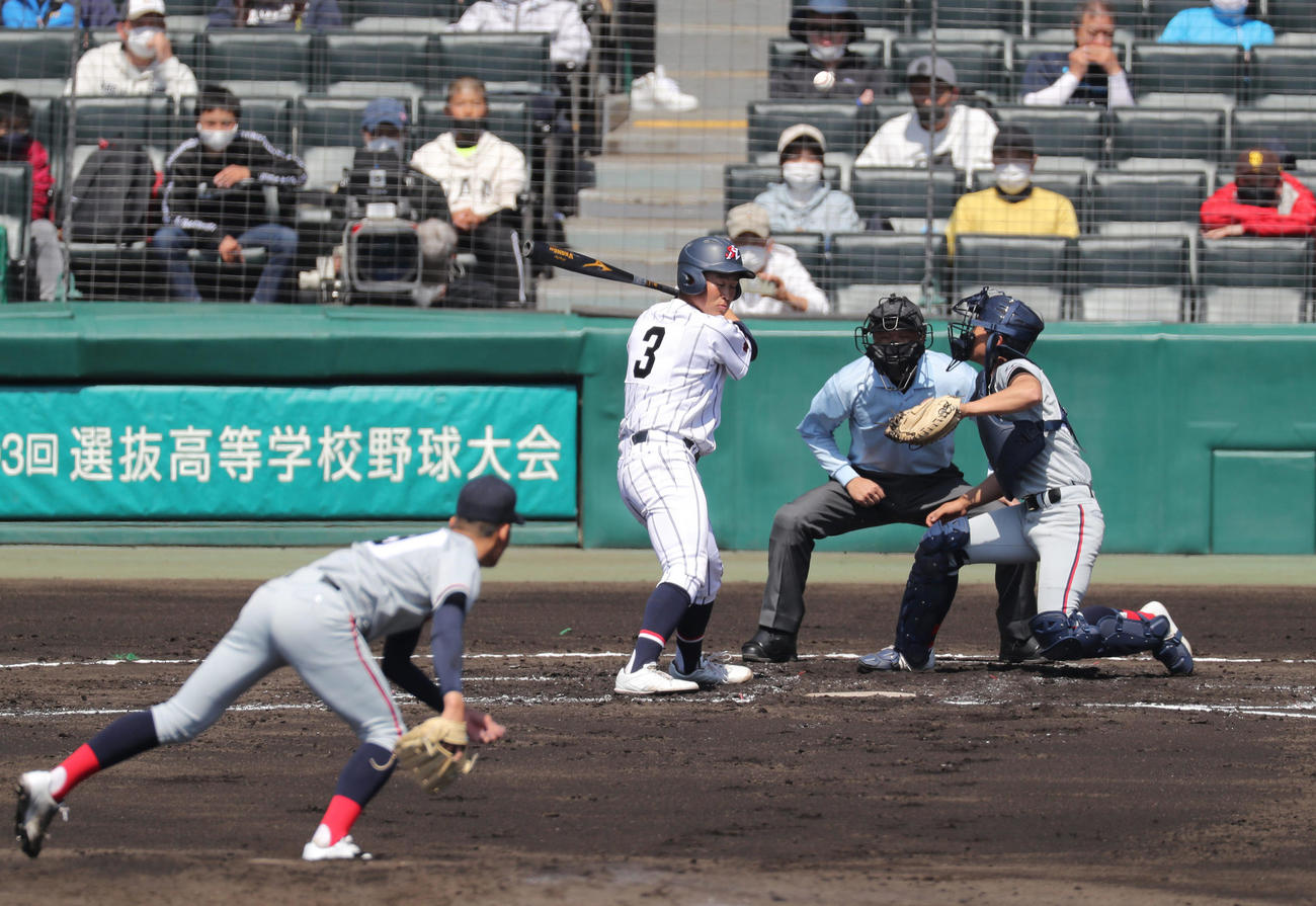京都国際対柴田　1回裏柴田1死二、三塁、森下の暴投で三走我妻が生還し柴田が先制する。打者菅野（撮影・前田充）