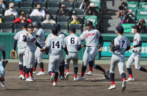 京都国際対柴田　柴田に勝利し喜ぶ京都国際ナイン（撮影・前田充）