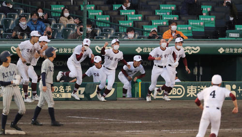 常総学院対敦賀気比　敦賀気比とのタイブレークの激闘を制し、勝利の瞬間ベンチを飛び出して喜ぶ常総学院ナイン（撮影・前田充）