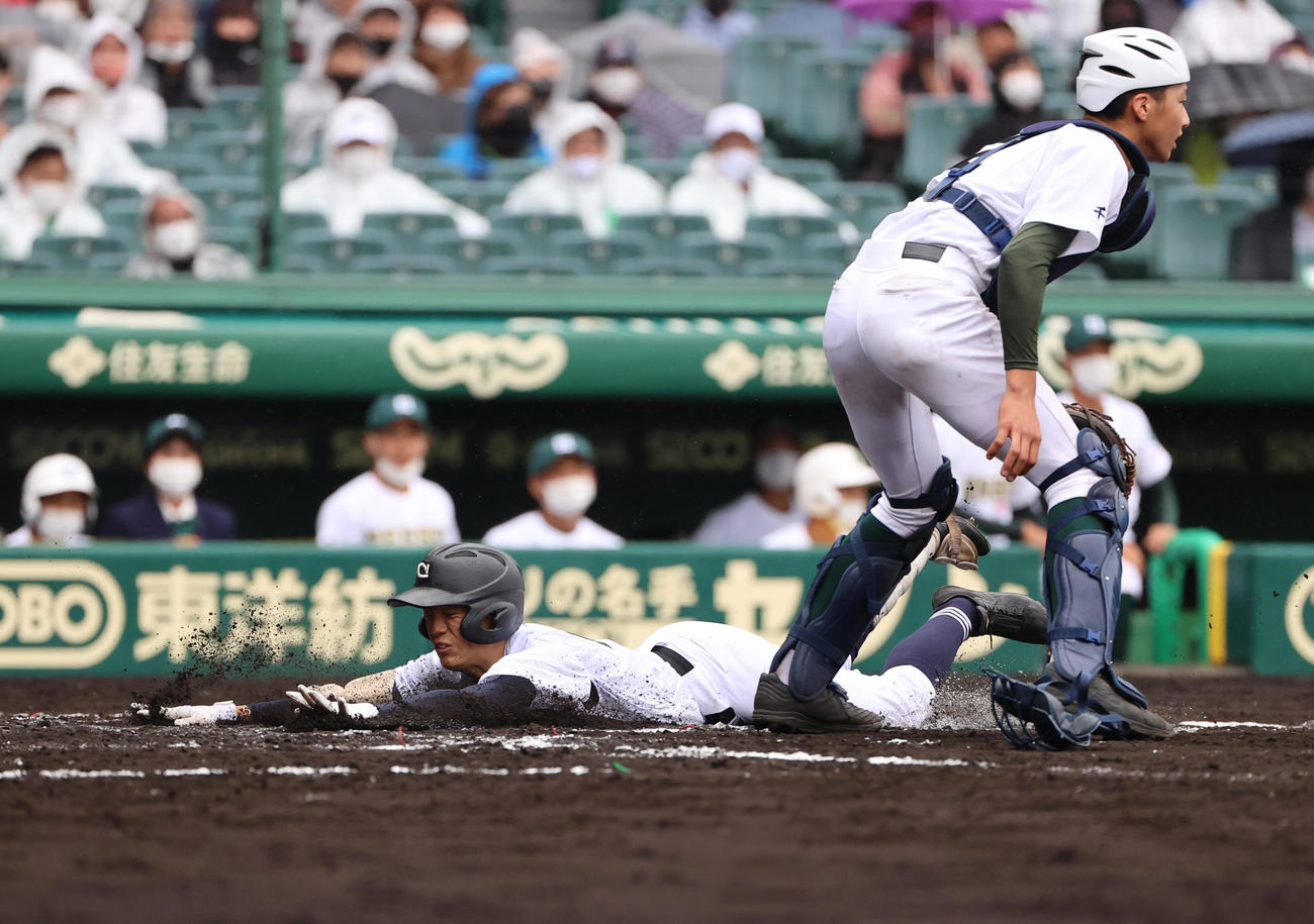 専大松戸対中京大中京　7回裏中京大中京2死二塁、左前からのランニング本塁打を放つ櫛田理貴（（撮影・清水貴仁）