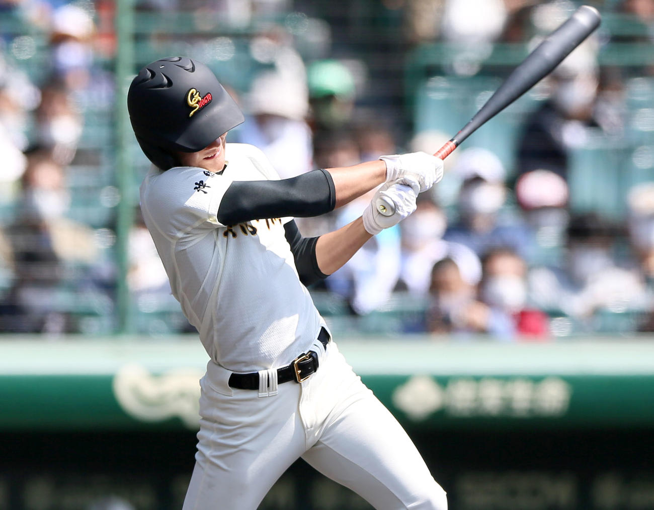 福岡大大濠対具志川商　1回裏具志川商2死、新川は左中間へ本塁打を放つ（撮影・上山淳一）