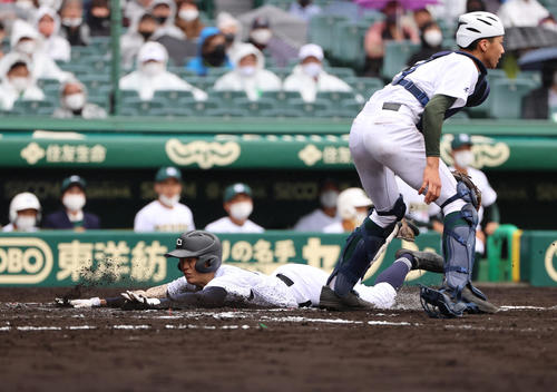専大松戸対中京大中京　7回裏中京大中京2死二塁、左前からのランニング本塁打を放つ櫛田理貴（（撮影・清水貴仁）