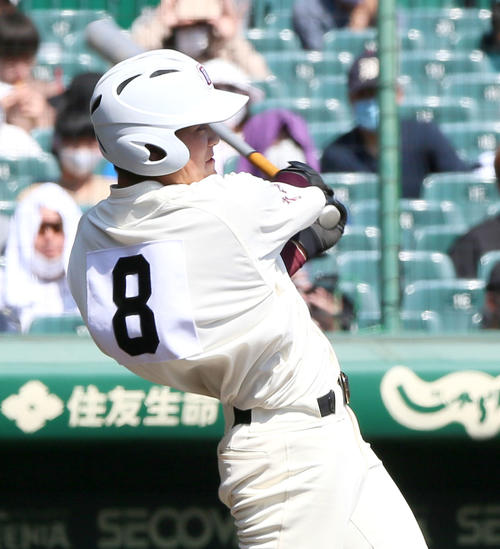 福岡大大濠対具志川商　11回表無死、松尾は左越え本塁打を放つ（表影・上山淳一）