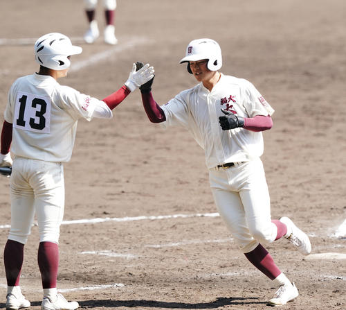 福岡大大濠対具志川商　11回表福岡大大濠無死、左越えに本塁打を放ち、ナインに迎えられる松尾（撮影・菅敏）