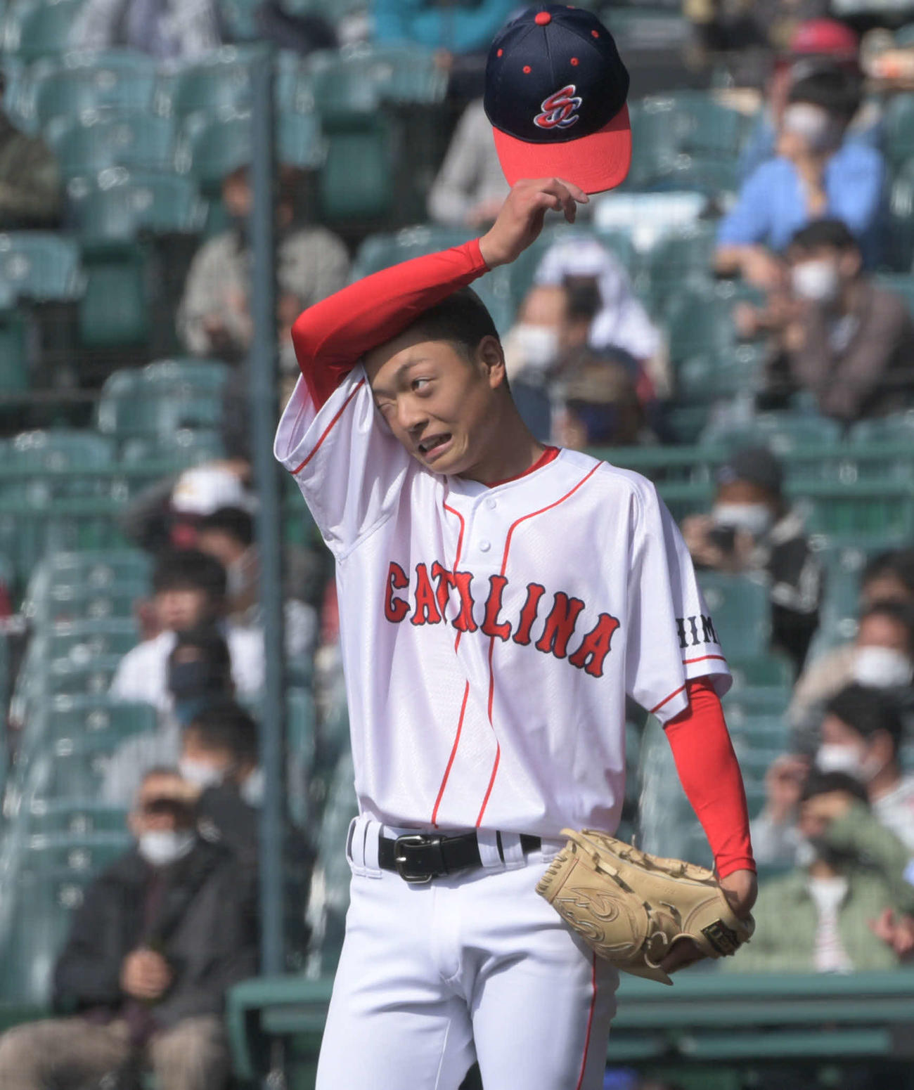 聖カタリナ学園対東海大菅生　3回裏東海大菅生1死一塁、千田光一郎に2点本塁打を浴びがっくりの聖カタリナ学園・桜井頼之介（撮影・渦原淳）