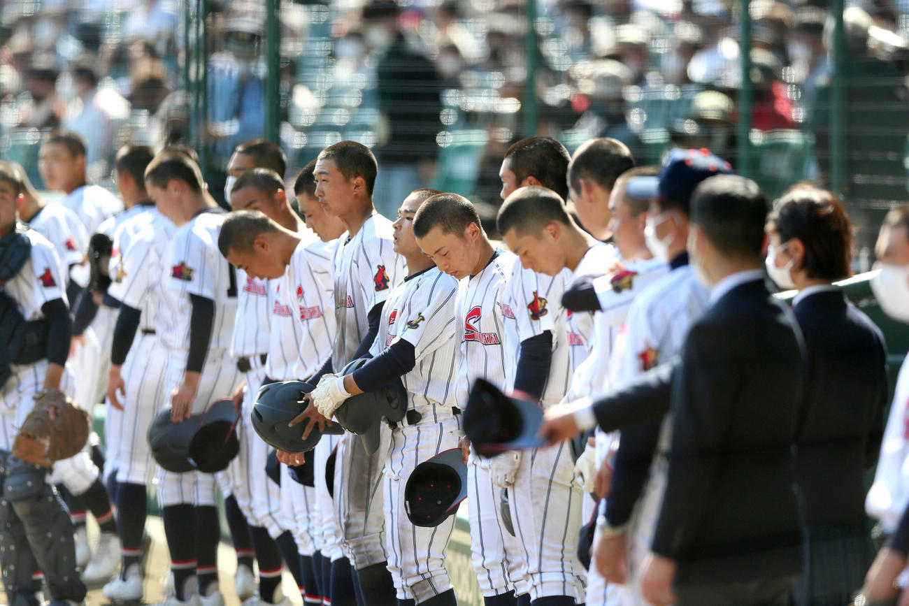 京都国際対柴田　京都国際に敗れ肩を落として整列する柴田ナイン（撮影・上山淳一）