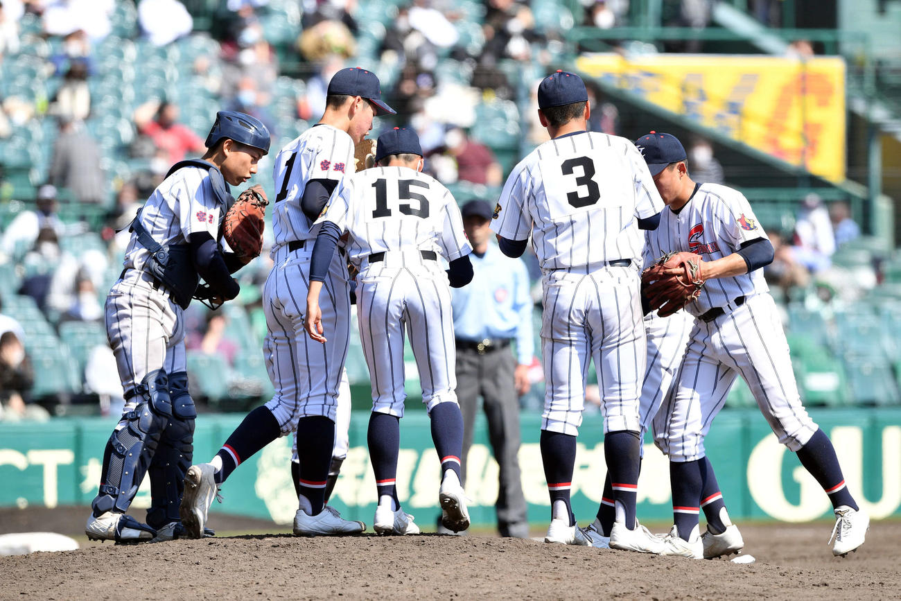京都国際対柴田　10回表、京都国際に勝ち越されマウンドに集まる柴田ナイン（撮影・滝沢徹郎）　