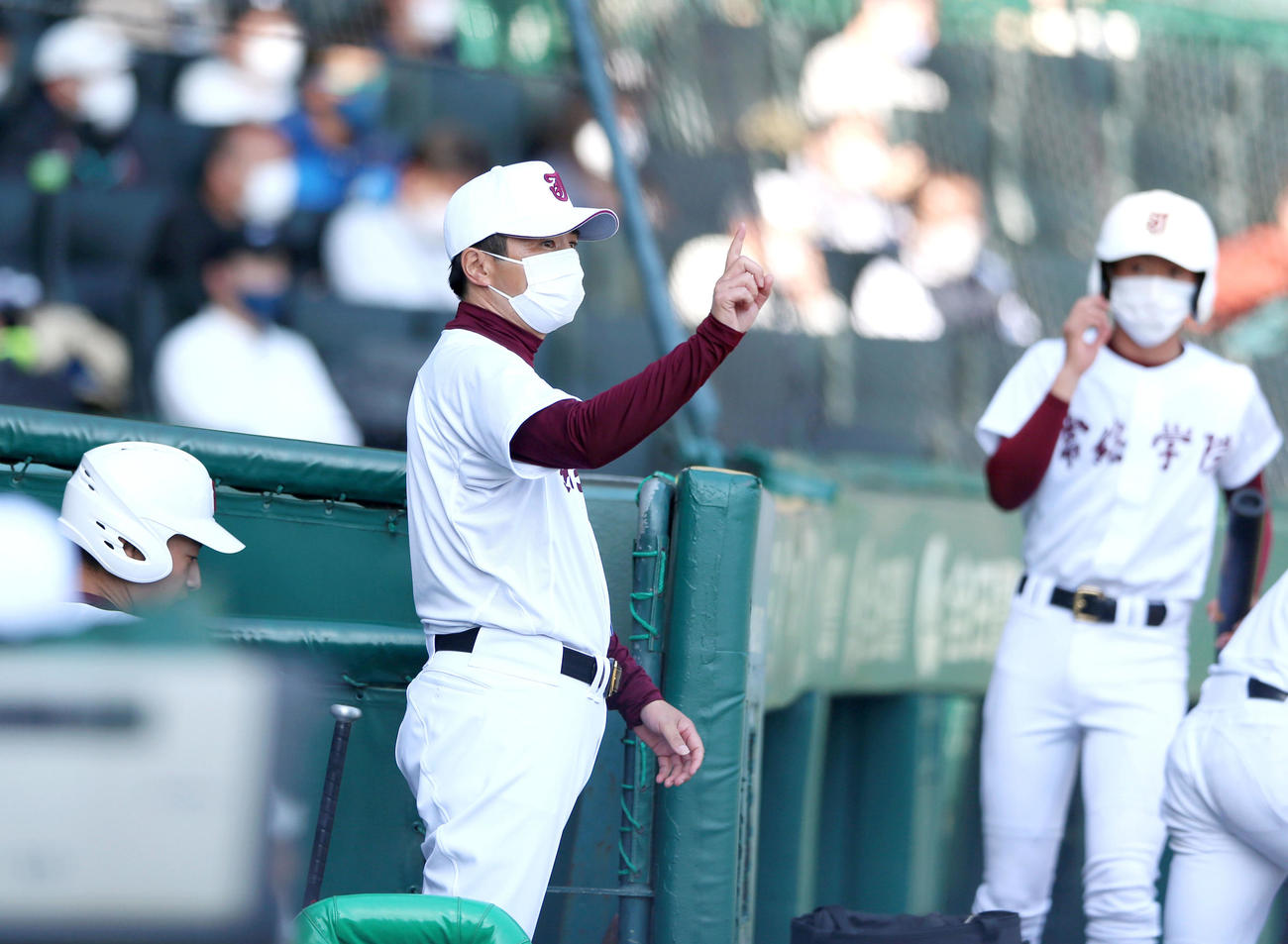 常総学院対敦賀気比　2回、ベンチから選手に指示を出す常総学院の島田監督（撮影・上山淳一）