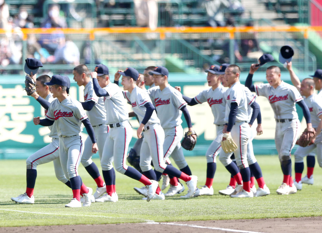 京都国際対柴田　柴田に勝利し、喜ぶ京都国際ナイン（撮影・上山淳一）