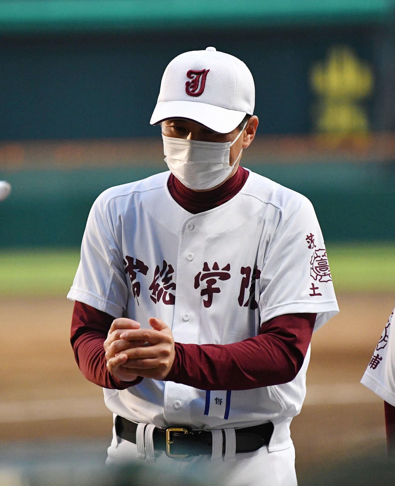 常総学院対敦賀気比　試合後、選手から渡された記念球を大事そうに握る常総学院・島田監督（撮影・滝沢徹郎）　