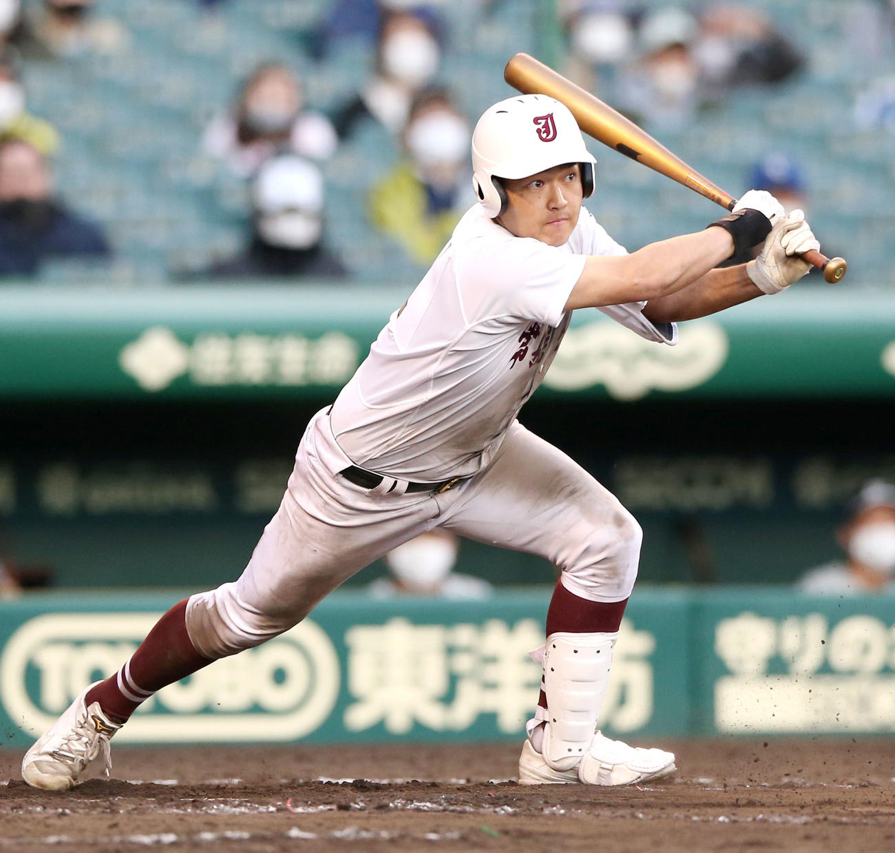 常総学院対敦賀気比　タイブレーク13回表常総学院無死一、二塁、秋本は右前適時打を放つ（撮影・上山淳一）