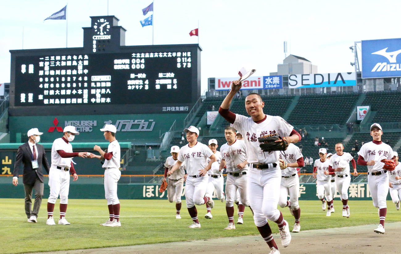 常総学院対敦賀気比　タイブレークで勝利した常総学院の島田監督（左から2人目）は選手から勝利球をプレゼントされる（撮影・上山淳一）