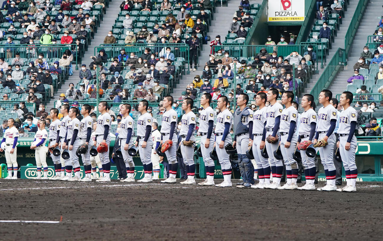 神戸国際大付に勝利し、校歌を歌う仙台育英ナイン（撮影・菅敏）