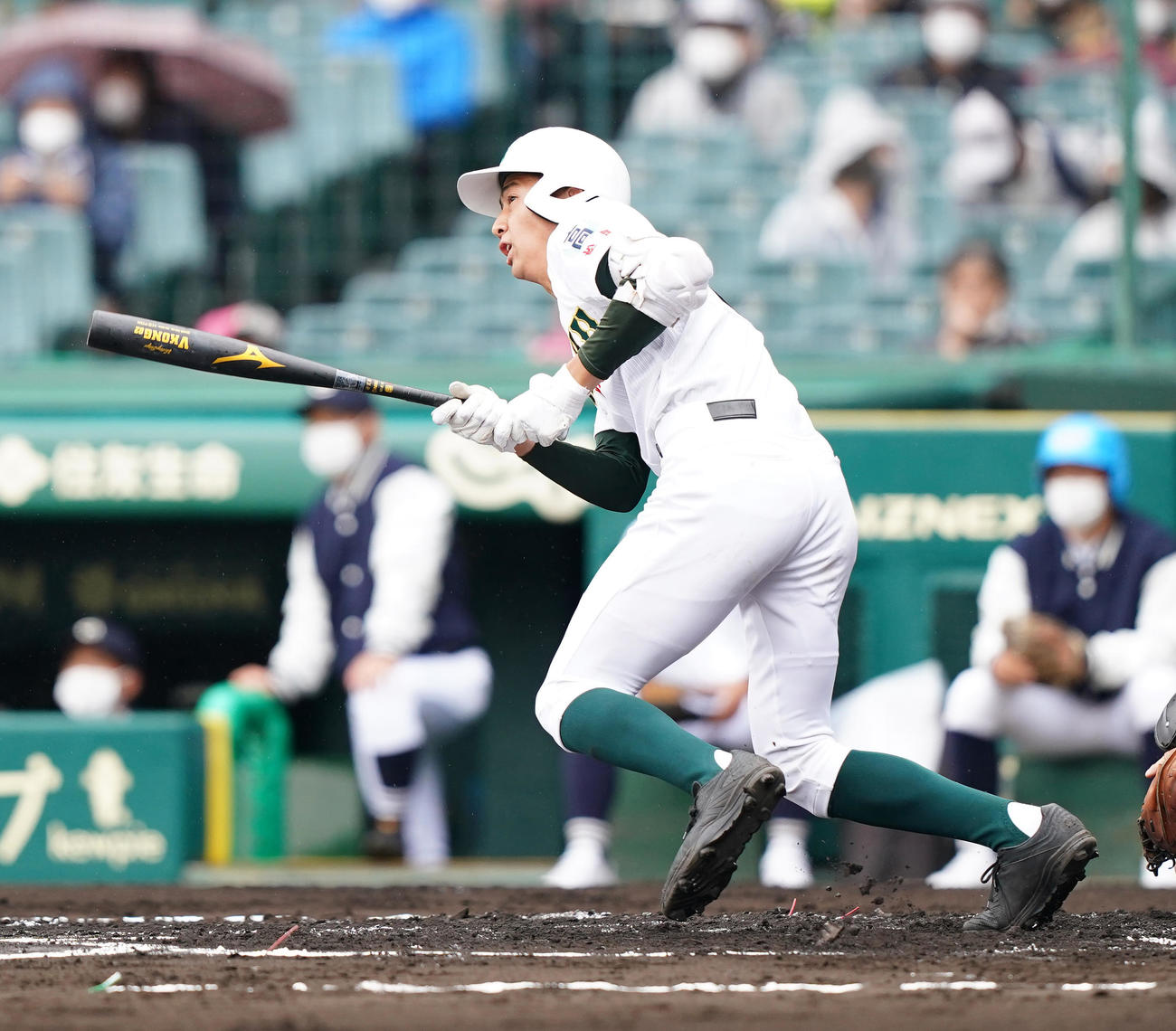 専大松戸対中京大中京　2回表専大松戸2死、中越えに三塁打を放つ加藤（撮影・菅敏）