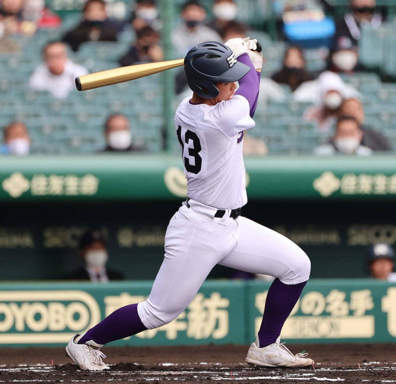 天理対高崎健康福祉大高崎　1回表天理無死一、二塁、左前へ先制適時打を放つ内藤大翔（撮影・清水貴仁）