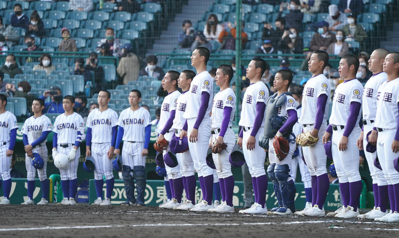 高崎健康福祉大高崎に勝利し、校歌を歌う天理ナイン（撮影・菅敏）