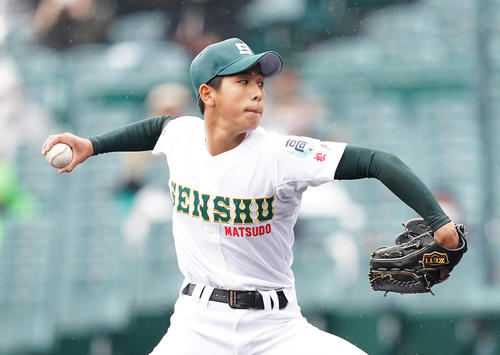 先発の専大松戸・深沢（撮影・菅敏）