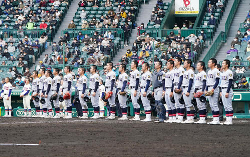 神戸国際大付に勝利し、校歌を歌う仙台育英ナイン（撮影・菅敏）