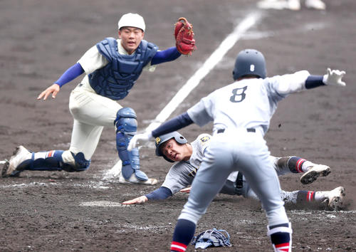 神戸国際大付対仙台育英　4回裏仙台育英1死一、三塁、吉野の中犠飛で三走渡辺（中央）が生還する。捕手西川（撮影・上山淳一）
