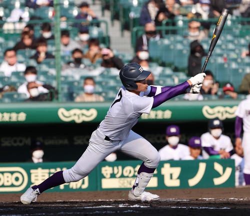 天理対高崎健康福祉大高崎　7回表天理2死一、二塁、左中間をやぶる2点適時二塁打を放つ瀬千皓（撮影・清水貴仁）