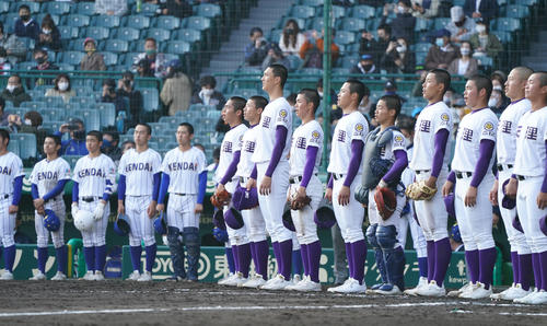 高崎健康福祉大高崎に勝利し、校歌を歌う天理ナイン（撮影・菅敏）