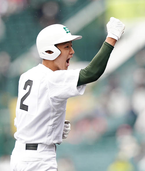 専大松戸対中京大中京　2回表専大松戸2死、中越えに三塁打を放ち、ガッツポーズを見せる加藤（撮影・菅敏）