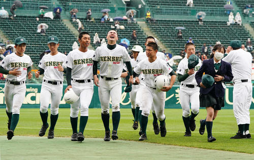 中京大中京に敗れ、悔しがる専大松戸ナイン（撮影・菅敏）
