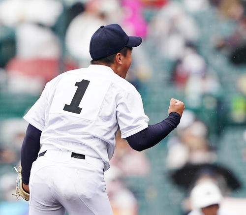 専大松戸対中京大中京　完封勝利を飾り、ガッツポーズを見せる中京大中京・畔柳（撮影・菅敏）