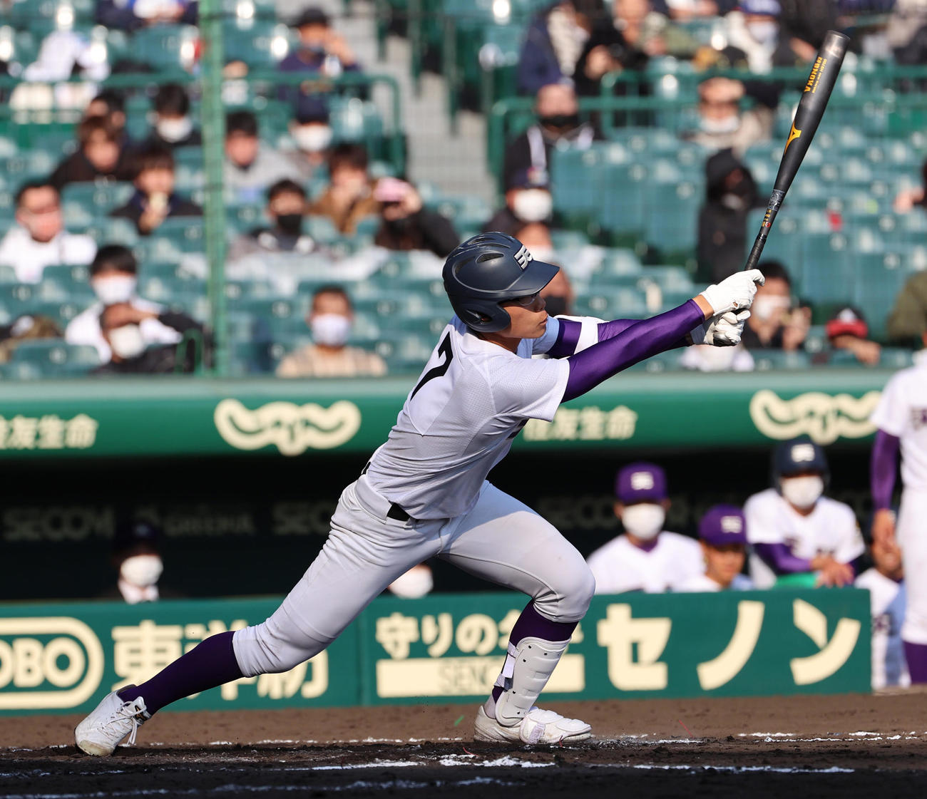 天理対高崎健康福祉大高崎　7回表天理2死一、二塁、左中間をやぶる2点適時二塁打を放つ瀬千皓（撮影・清水貴仁）