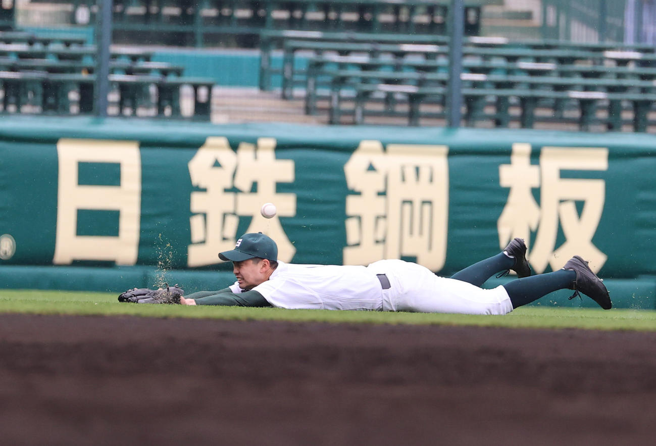 専大松戸対中京大中京　7回裏中京大中京2死二塁、吉岡道泰左翼手が前に出て打球に飛び込むもおよばず、櫛田理貴が決勝のランニング本塁打となる（撮影・清水貴仁）