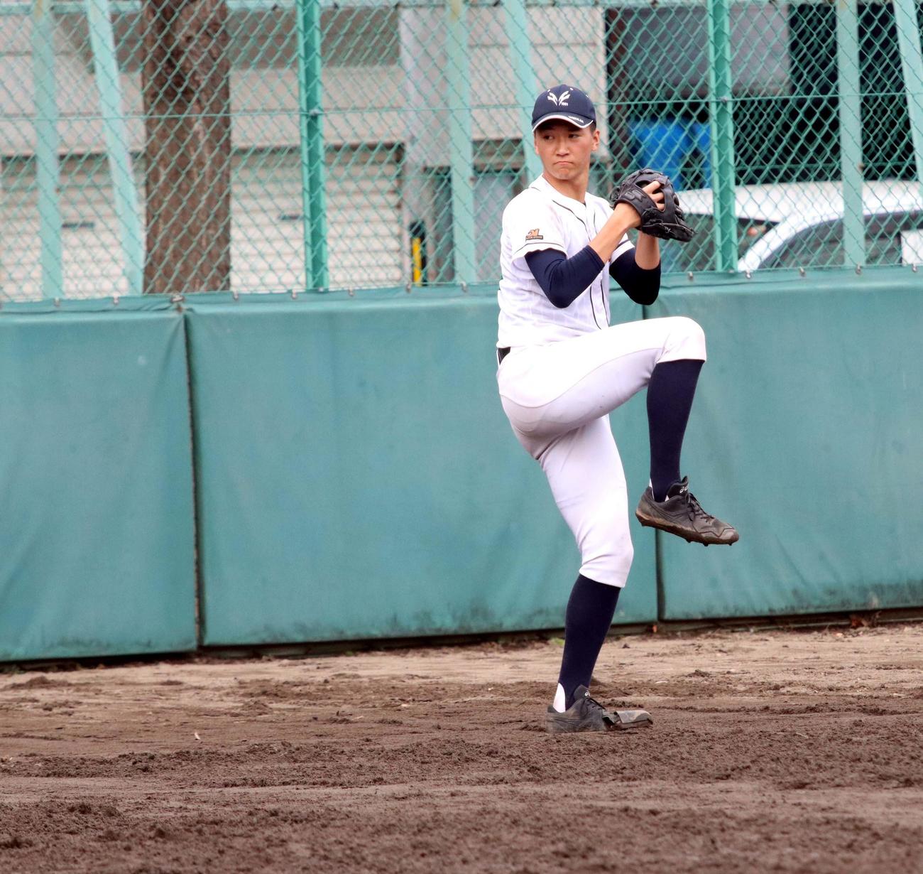 練習を再開しキャッチボールをする北海のエース木村（撮影・永野高輔）