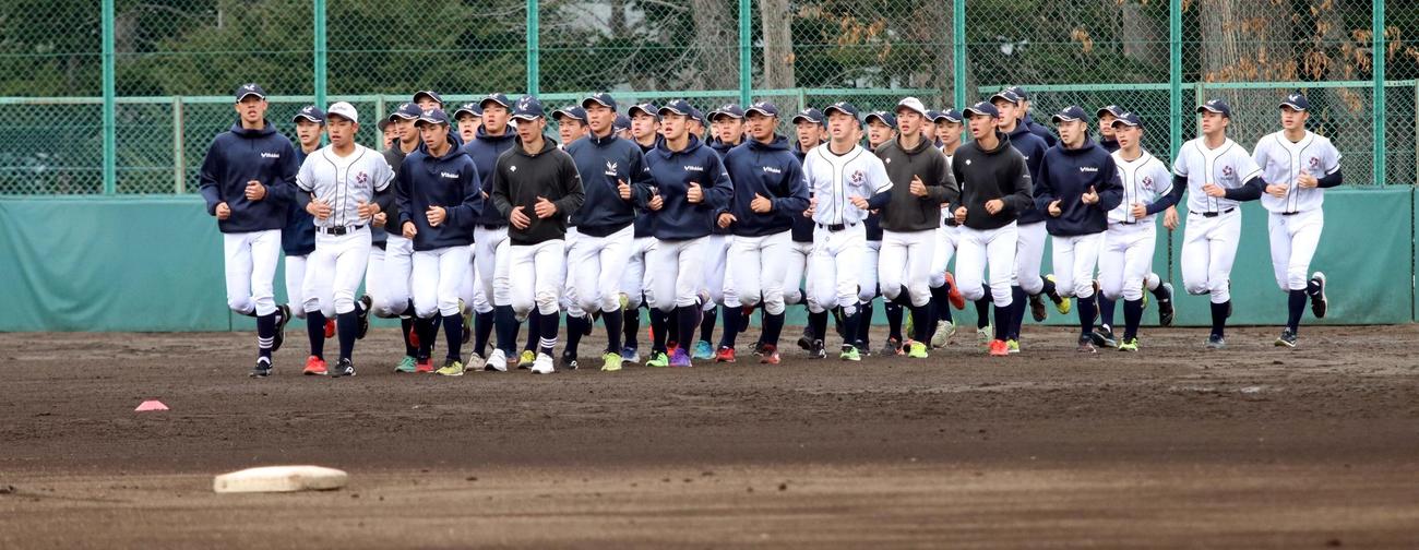 練習再開し全員でランニングをする北海の選手たち（撮影・永野高輔）