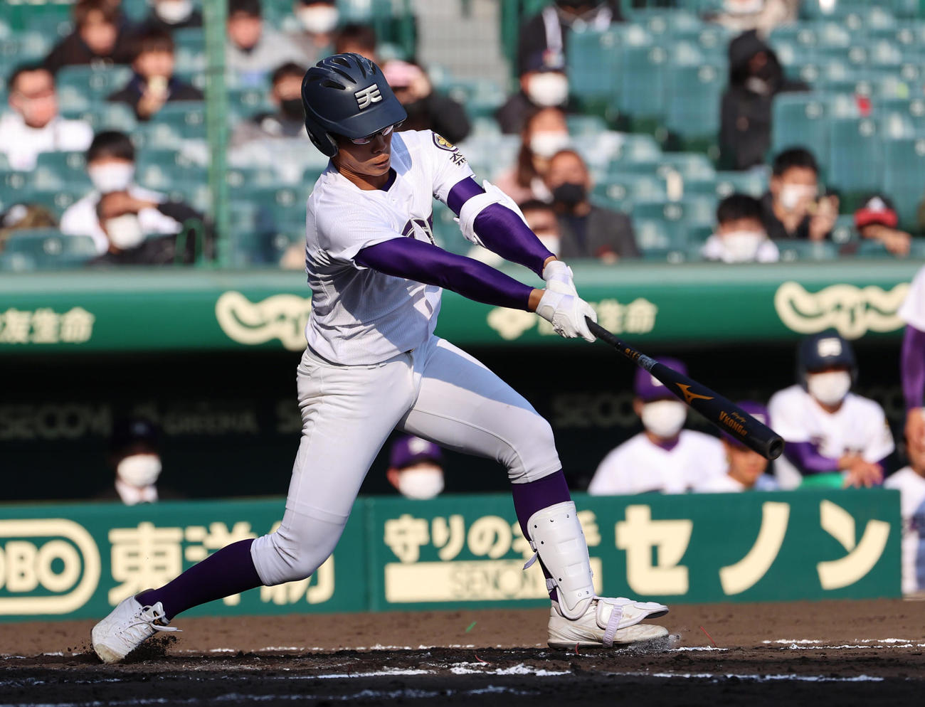 天理対高崎健康福祉大高崎　7回表天理2死一、二塁、左中間をやぶる2点適時二塁打を放つ瀬千皓（撮影・清水貴仁）