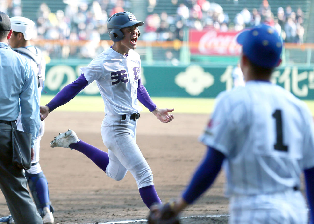 天理対高崎健康福祉大高崎　7回表天理2死一、二塁、瀬千皓の中適時二塁打で二走政所に続き、一走木下（右から2人目）も生還し喜ぶ（撮影・上山淳一）