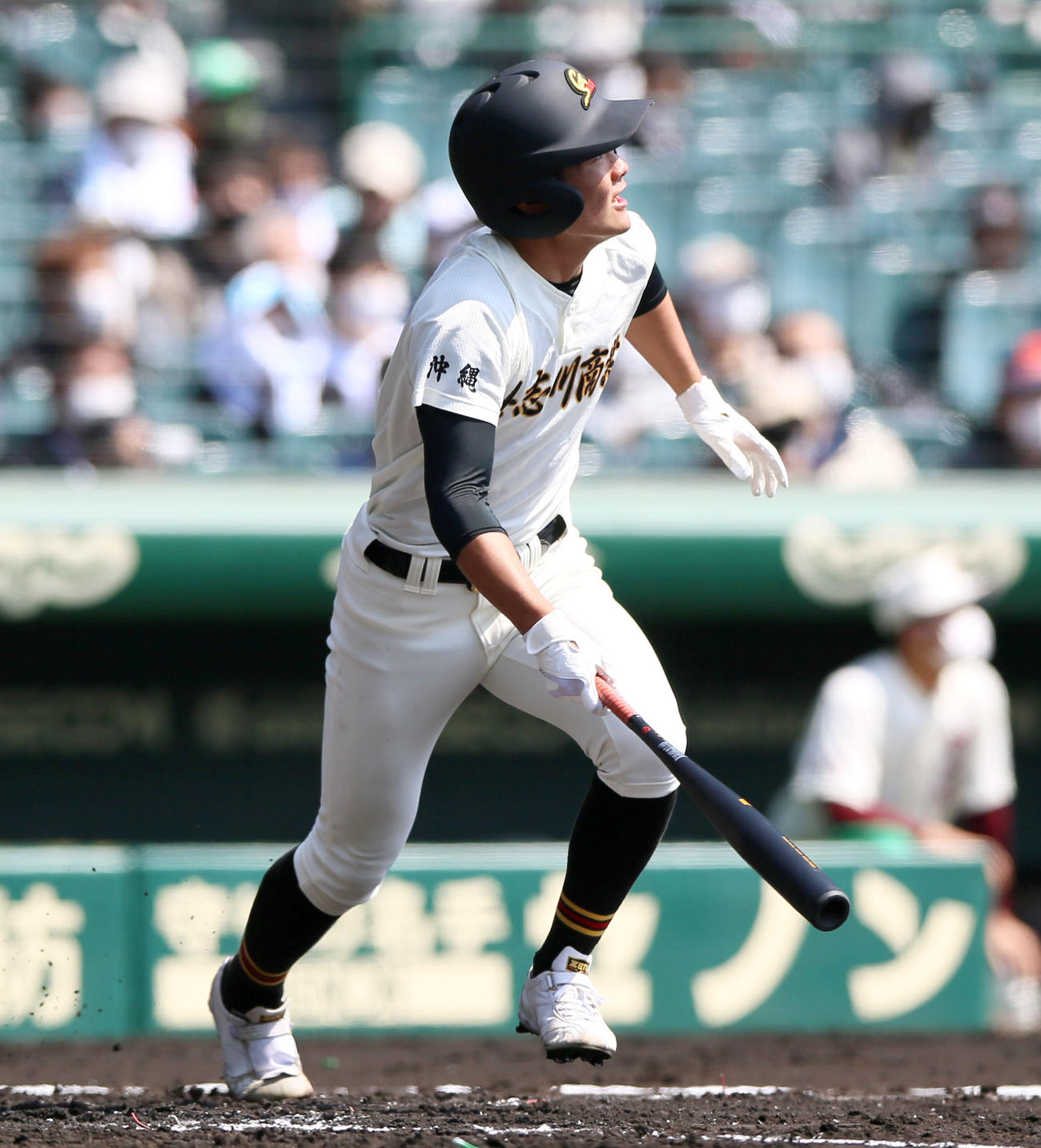 福岡大大濠対具志川商　1回裏具志川商2死、新川は左中間越え本塁打を放つ（撮影・上山淳一）