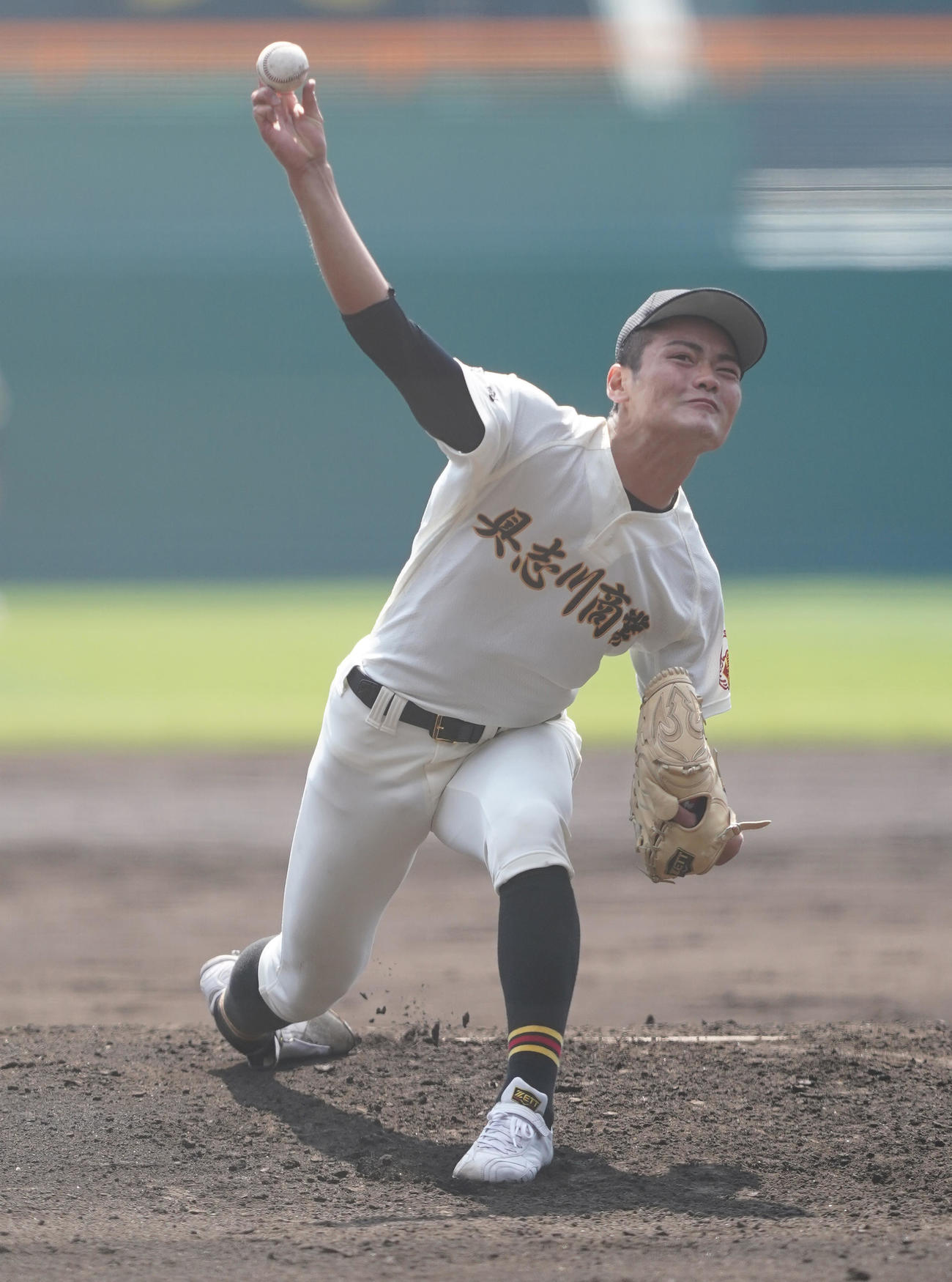福岡大大濠対具志川商　3回から登板した具志川商・新川（撮影・菅敏）