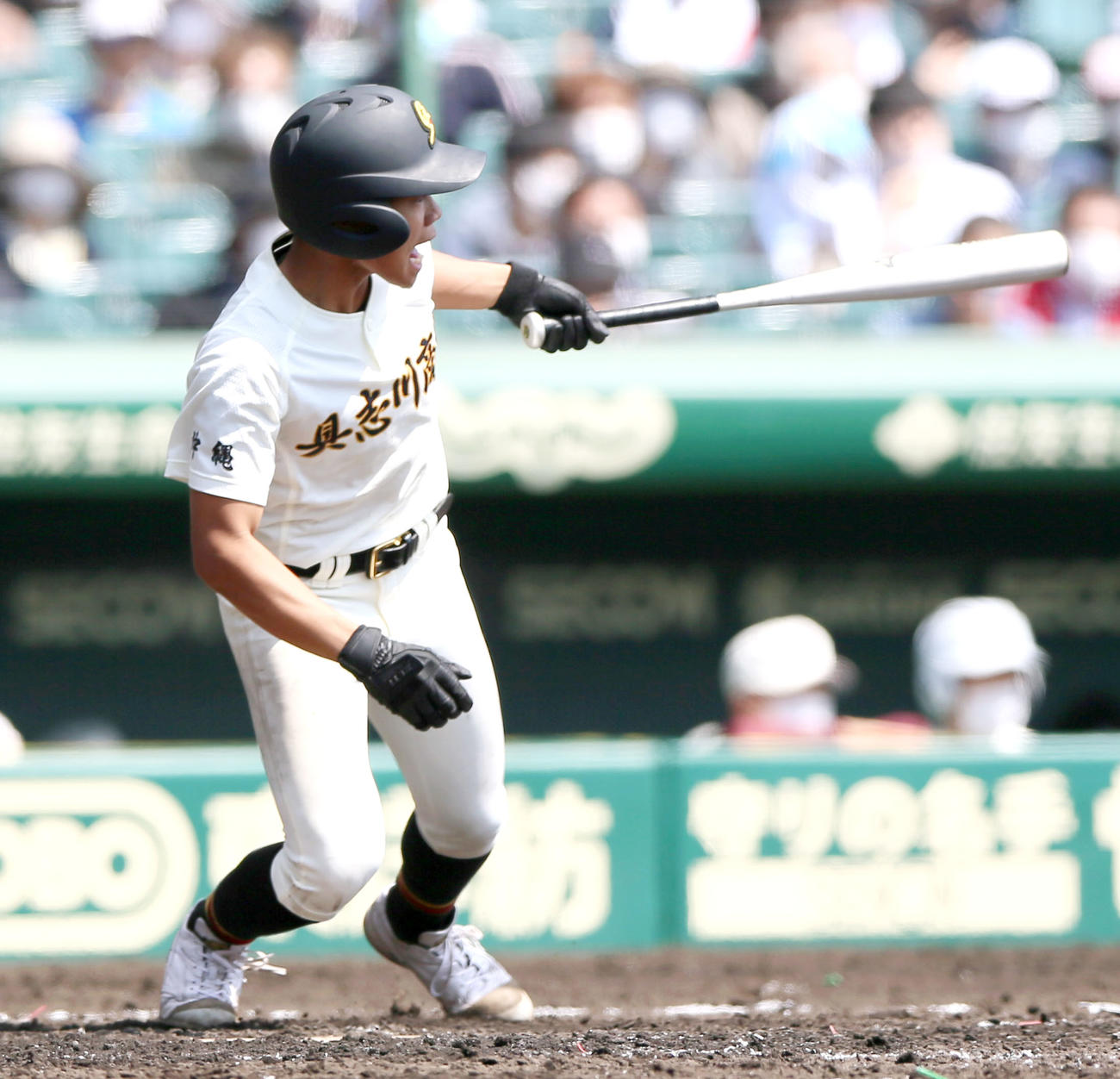 福岡大大濠対具志川商　3回裏具志川商1死二塁、島袋は左前適時打を放つ（撮影・上山淳一）