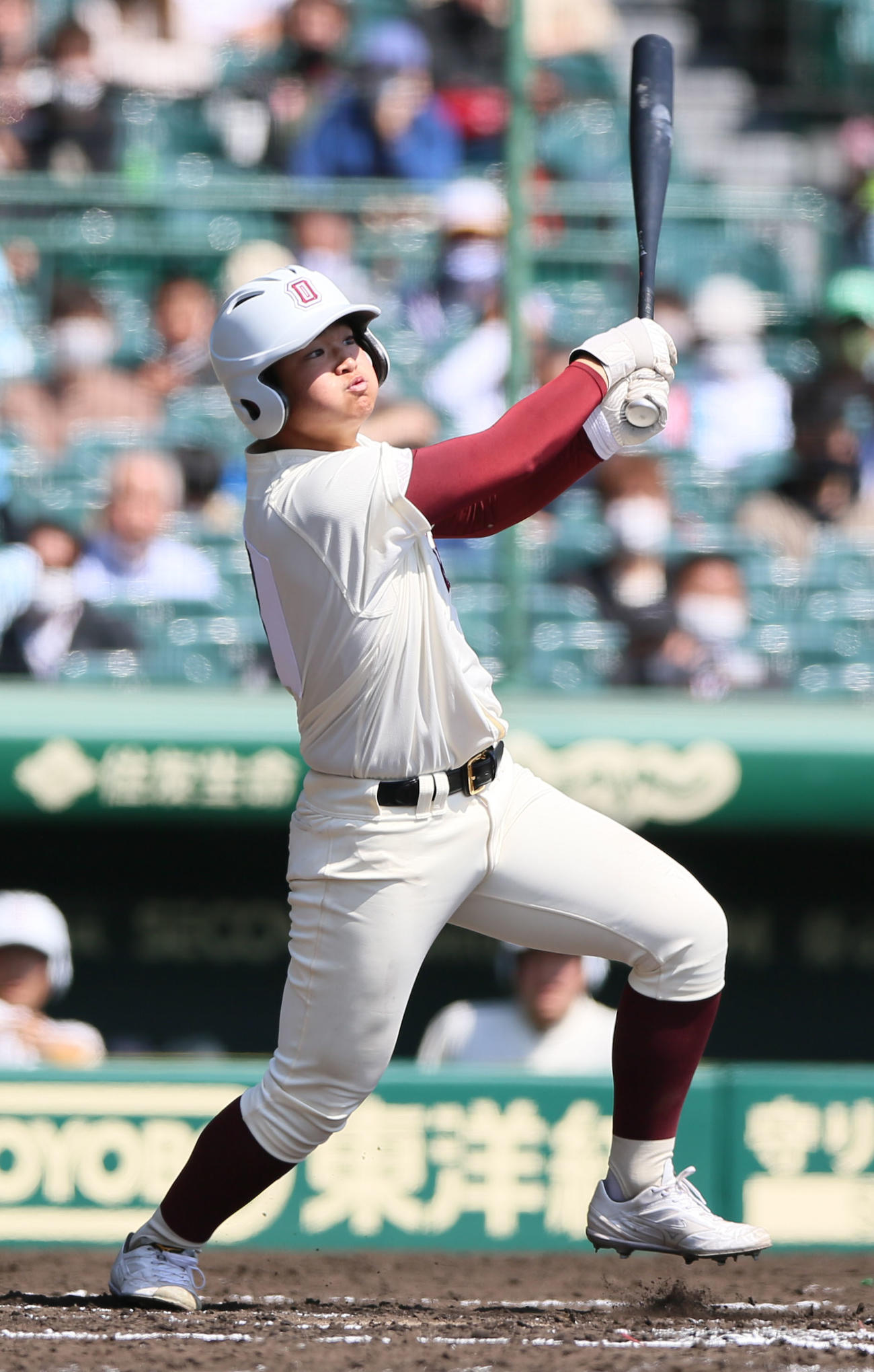 福岡大大濠対具志川商　6回表福岡大大濠1死三塁、代打福沢は右飛を放ち犠飛とする（撮影・上山淳一）