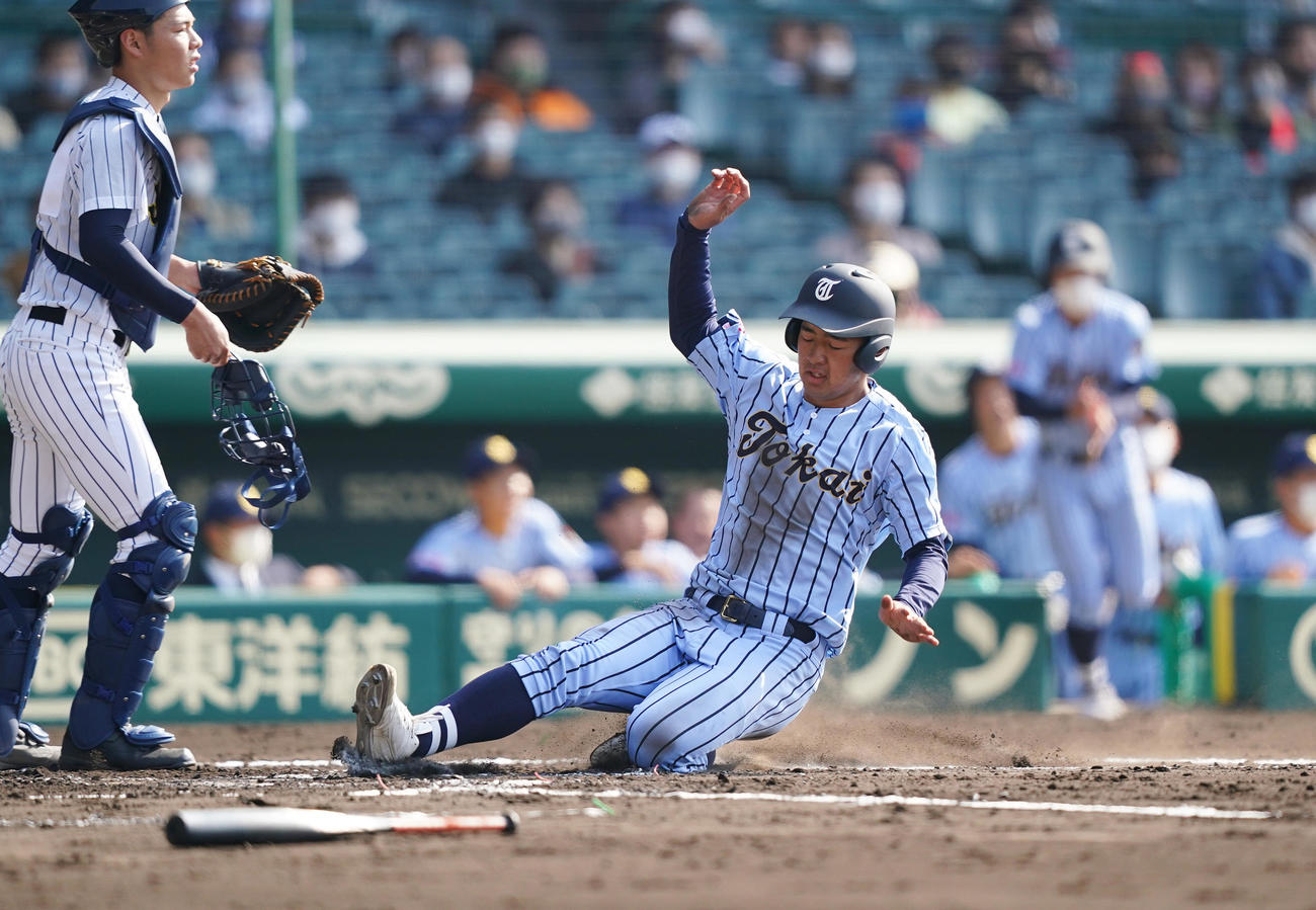 東海大相模対鳥取城北　2回表東海大相模1死二塁、佐藤の適時打で生還する柴田（撮影・菅敏）