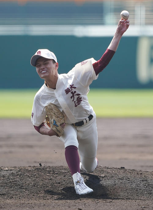 福岡大大濠対具志川商　先発の福岡大大濠・毛利（撮影・菅敏）