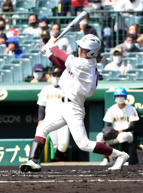 具志川商対福岡大大濠　1回表福岡大大濠2死二塁、川上は先制の左前適時打を放つ（撮影・前岡正明）