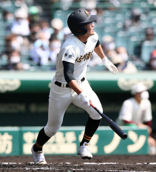 福岡大大濠対具志川商　1回裏具志川商2死、新川は左中間越え本塁打を放つ（撮影・上山淳一）