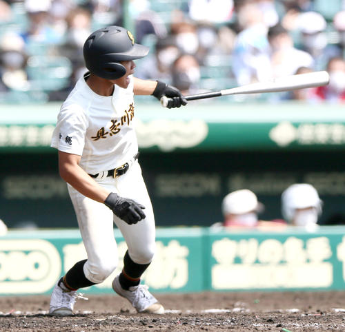 福岡大大濠対具志川商　3回裏具志川商1死二塁、島袋は左前適時打を放つ（撮影・上山淳一）