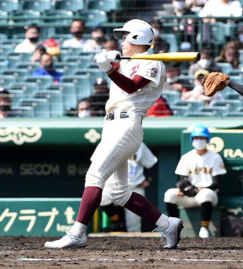 具志川商対福岡大大濠　4回表福岡大大濠1死一塁、吉田颯は中適時二塁打を放つ（撮影・前岡正明）