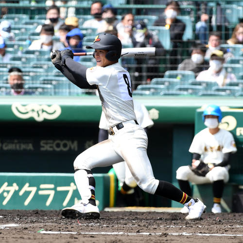 具志川商対福岡大大濠　3回裏具志川商1死一塁、大城は左中間に適時二塁打を放つ（撮影・前岡正明）