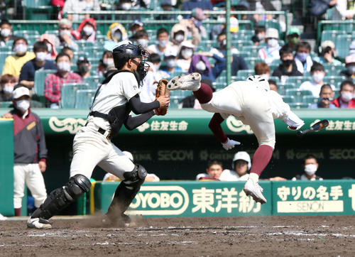 福岡大大濠対具志川商　8回表福岡大大濠1死二、三塁、土山のスクイズを外す具志川商バッテリー。捕手比嘉（撮影・上山淳一）