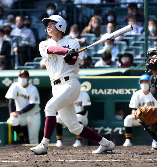 具志川商対福岡大大濠　11回表福岡大大濠無死、松尾は左越え本塁打を放つ（撮影・前岡正明）