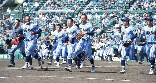 東海大相模対鳥取城北　鳥取城北に勝利、応援団にあいさつに向かう東海大相模ナイン（撮影・前岡正明）